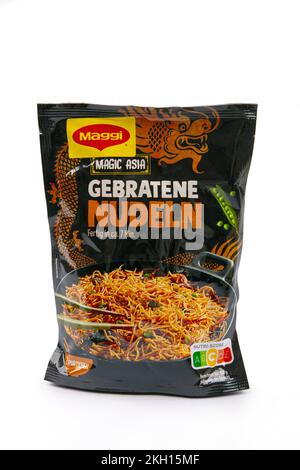 WETZLAR, ALLEMAGNE 2022-07-25: MAGGI Asia Instant Noodles.Maggi est une marque internationale de soupes, de stocks, de cubes de bouillon, de ketchup, de sauce. Banque D'Images