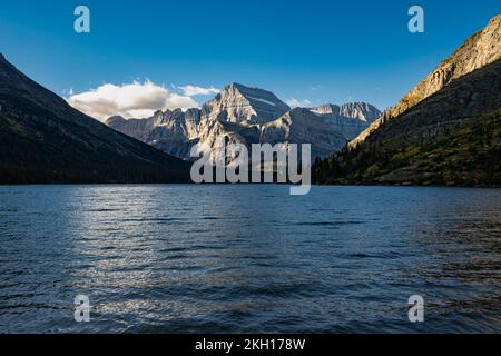 Vue sur le mont Gould sur le paisible lac Josephine dans le parc national des Glaciers Banque D'Images