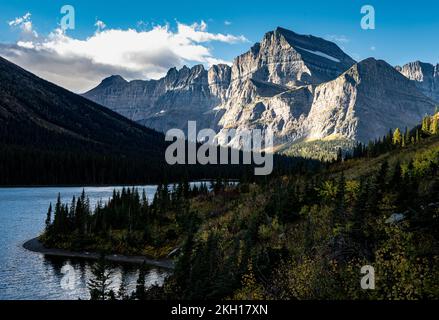 Vue sur le mont Gould sur le paisible lac Josephine et la forêt environnante dans le parc national des Glaciers Banque D'Images