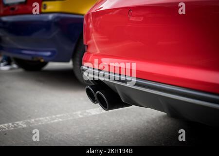 Gros plan d'un tuyau d'échappement. Double tuyau d'échappement noir. Banque D'Images