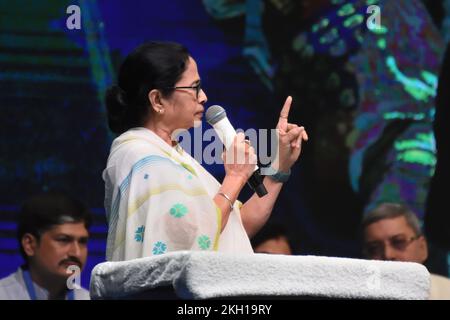 Kolkata, Inde. 23rd novembre 2022. Le ministre en chef du Bengale occidental Mamata Banerjee parle lors de la livraison de pattas (acte de terre) à 4000 personnes marginalisées du Bengale occidental. Le 23 novembre 2022, à Kolkata City, Inde. (Credit image: © Biswarup Ganguly/eyepix via ZUMA Press Wire) Credit: ZUMA Press, Inc./Alamy Live News Banque D'Images