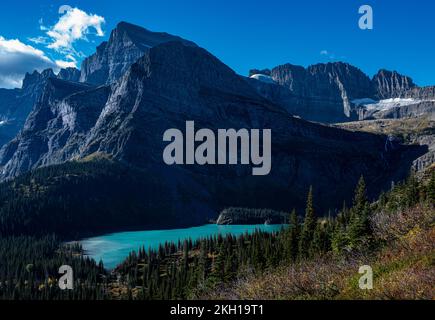 Vue sur Angel Wing et le lac GRINell aux eaux turquoise glaciales dans le parc national des Glaciers Banque D'Images