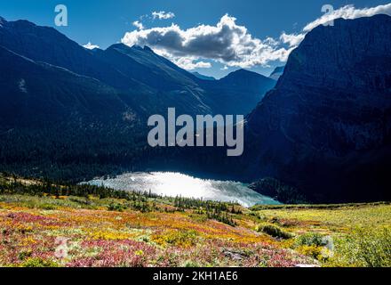 Vue sur l'aile Angel et le lac Grinnell avec feuillage d'automne dans le parc national Glacier Banque D'Images