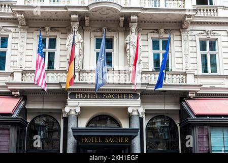 Vienne, Autriche - 14 octobre 2022 : façade de l'hôtel Sacher, un bâtiment classique à Innere Stadt, Vienne, Autriche Banque D'Images