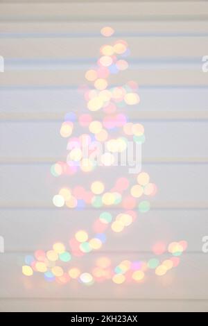 Noël et nouvel an, arrière-plan flou. Beaucoup de lumières éclat .coloré bokeh silhouette de Noël tree.defocused lumières Banque D'Images