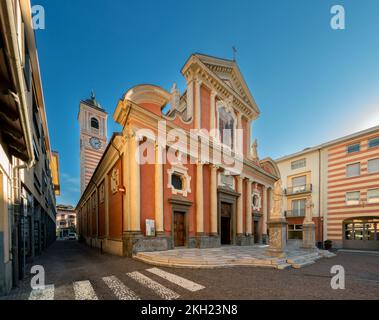 Boves, Italie - 22 novembre 2022 : église paroissiale de san Bartolomeo sur la piazza dell'olmo (place des arbres d'Elm) Banque D'Images