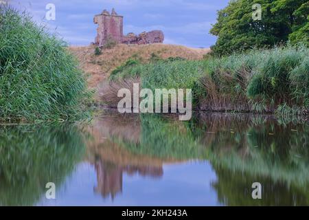 The Lunan Bay Castle, Lunan Bay, Écosse, Royaume-Uni en début de matinée Banque D'Images