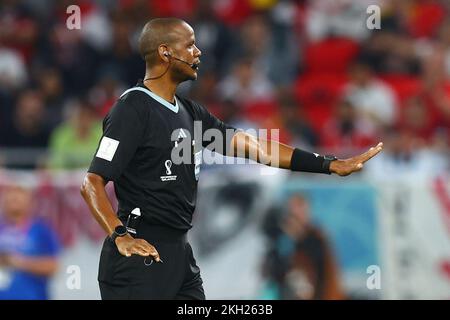 Doha, Qatar. Al Rajjan, Qatar. 23rd novembre 2022. Soccer, coupe du monde 2022 au Qatar, Belgique - Canada, ronde préliminaire, Groupe F, rencontre 1 au stade Ahmad bin Ali à Al-Rajjan, arbitre Janny Sikazwe gestes. Credit: Tom Weller/dpa/Alay Live News Credit: dpa Picture Alliance/Alay Live News Banque D'Images