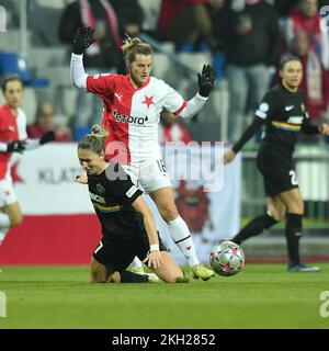 Mlada Boleslav, République tchèque. 23rd novembre 2022. L-R Maria Mikolajova de St. Polten et Tereza Szewieczkova de Slavia en action lors du match rond 3rd de la Women's football Champions League du groupe B SK Slavia Praha vs SKN St. Polten, dans Mlada Boleslav, République tchèque, 23 novembre 2022. Crédit: Radek Petrasek/CTK photo/Alay Live News Banque D'Images