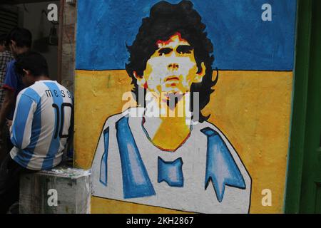 Kolkata, Inde. 22nd novembre 2022. Les ruelles de la ville de Kolkata sont déclinées dans différentes couleurs pour célébrer le championnat de football.les peintures murales portent les symboles des équipes de football de différents pays dans le monde. (Photo de Snehasish Bodhak/Pacific Press/Sipa USA) crédit: SIPA USA/Alay Live News Banque D'Images