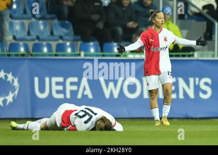 Mlada Boleslav, République tchèque. 23rd novembre 2022. L-R pose de Tereza Szewieczkova et de Petra Divisiva de Slavia lors du match rond 3rd de la Women's football Champions League du groupe B SK Slavia Praha vs SKN St. Polten, dans Mlada Boleslav, République tchèque, 23 novembre 2022. Crédit: Radek Petrasek/CTK photo/Alay Live News Banque D'Images