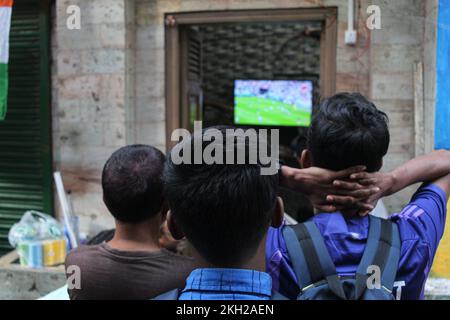 Kolkata, Inde. 22nd novembre 2022. Les ruelles de la ville de Kolkata sont déclinées dans différentes couleurs pour célébrer le championnat de football.les peintures murales portent les symboles des équipes de football de différents pays dans le monde. (Photo de Snehasish Bodhak/Pacific Press/Sipa USA) crédit: SIPA USA/Alay Live News Banque D'Images