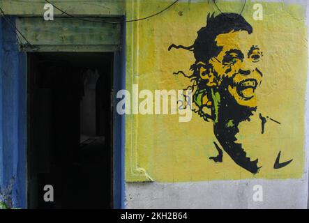 Kolkata, Inde. 22nd novembre 2022. Les ruelles de la ville de Kolkata sont déclinées dans différentes couleurs pour célébrer le championnat de football.les peintures murales portent les symboles des équipes de football de différents pays dans le monde. (Photo de Snehasish Bodhak/Pacific Press/Sipa USA) crédit: SIPA USA/Alay Live News Banque D'Images