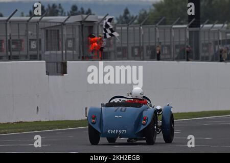 En prenant la première place du drapeau à damier, Gareth Burnett, Alta Sports, le « Mad Jack » pour les voitures de sport d'avant-guerre, une course de quarante-cinq minutes pour un pré emblématique Banque D'Images