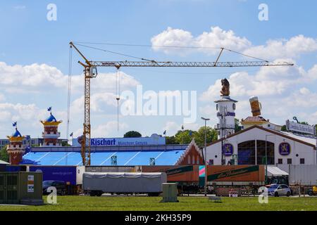 Chaque année, à la même heure à la fin de l'été, l'installation des quelque 48 tentes de bière sur la Theresienwiese à Munich commence pour l'Oktoberfest, Banque D'Images