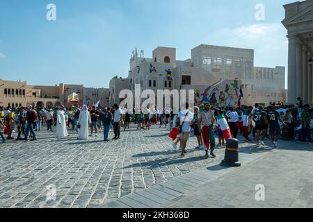 Mexicains fans de football célébrant la victoire dans le village culturel de Katara. Banque D'Images