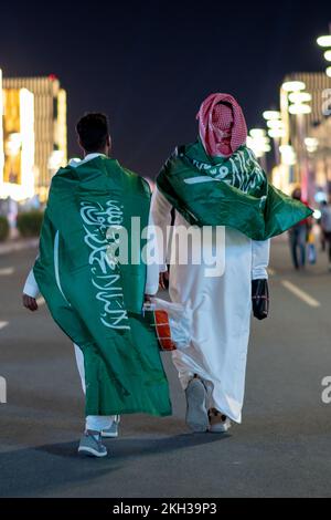 Les fans de football saoudiens profitent de la coupe du monde de la FIFA au Qatar sur Lusail Boulevard Banque D'Images