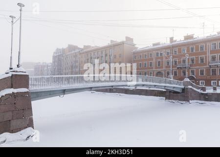 St. Petersbourg, Russie. Paysage avec le pont Kolomensky par une journée d'hiver. Passerelle en aluminium voûtée à travée unique au-dessus du canal Griboyedov Banque D'Images