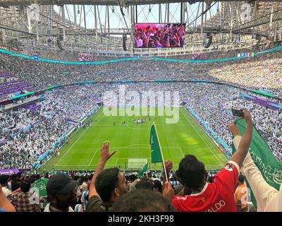 Des spectateurs saoudiens au stade Lusail après avoir disputé un match contre la coupe du monde de la FIFA Argentine Qatar 2022 Banque D'Images