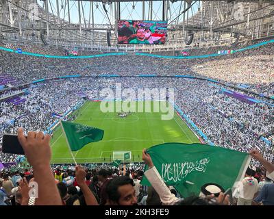 Des spectateurs saoudiens au stade Lusail après avoir disputé un match contre la coupe du monde de la FIFA Argentine Qatar 2022 Banque D'Images