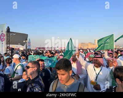 Des spectateurs saoudiens au stade Lusail après avoir disputé un match contre la coupe du monde de la FIFA Argentine Qatar 2022 Banque D'Images