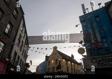 La grande rue principale de la ville de Galway. Banque D'Images