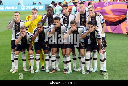 Doha, Qatar. 23rd novembre 2022. DOHA, QATAR - NOVEMBRE 23 : les joueurs allemands posent pour la photo de l'équipe lors du match de la coupe du monde de la FIFA, Qatar 2022 Groupe E entre l'Allemagne et le Japon au stade international de Khalifa sur 23 novembre 2022 à Doha, Qatar. Manuel Neuer Goalkeeper 1 Nico Schlotterbeck Defender 23 Antonio Ruediger Defender 2 David Raum Defender 3 Niklas Suele Defender 15 Thomas Mueller Midfielder 13 Serge Gnabry Midfielder 10 Ilkay Guendogan Midfielder 21 Joshua Kimmidich Midfielder 6 Jamal Musiala Midfielder 14 Kai Havertz Striker 7, SPP Credit: SPP /Alamy Live News Banque D'Images