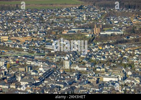 Vue aérienne, centre-ville avec l'abbaye de Königsmünster et l'église catholique Assomption de la Vierge Marie Meschede et église paroissiale catholique St. Walburga, Banque D'Images