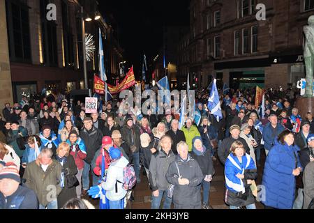 23rd, novembre 2022, Glasgow, Écosse, Royaume-Uni. Des gens se sont rassemblés sur les marches de Buchanan Street à Glasgow pour protester contre la décision de la Cour suprême d'empêcher le gouvernement écossais de tenir un référendum consultatif. Crédit. Douglas Carr/Alamy Live News Banque D'Images