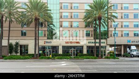 Anaheim, CA, Etats-Unis – 2 novembre 2022 : vue sur la rue de Starbucks, Blaze Pizza et Yang’s restaurant dans le bâtiment Hyatt House sur Katella Ave à Anahei Banque D'Images
