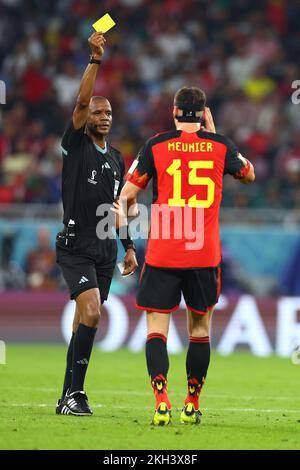 Doha, Qatar. Al Rajjan, Qatar. 23rd novembre 2022. Soccer, Qatar coupe du monde 2022, Belgique - Canada, cycle préliminaire, Groupe F, Matchday 1 au stade Ahmad bin Ali à Al-Rajjan, l'arbitre Janny Sikazwe montre Thomas Meunier en Belgique. Credit: Tom Weller/dpa/Alay Live News Credit: dpa Picture Alliance/Alay Live News Banque D'Images