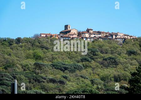 Gassin est un village au sommet d'une colline, partie du golfe de Saint-Tropez, en France, Côte d'Azur, Var, en Europe, en Provence. Banque D'Images