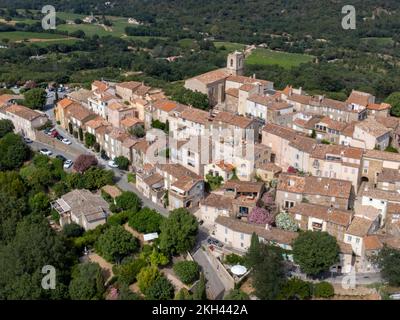 Vue aérienne du village de Gassina au sommet d'une colline, partie du golfe de Saint-Tropez, en France, Côte d'Azur, Var Provence. Banque D'Images