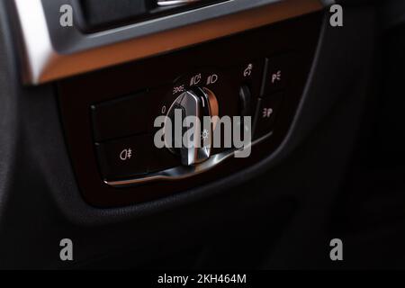 Gros plan sur le bouton de commande du commutateur des projecteurs.Panneau de commande des feux dans la voiture Banque D'Images