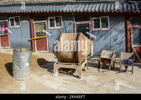 équipement pour un petit chantier de construction. ancien mélangeur de béton Banque D'Images