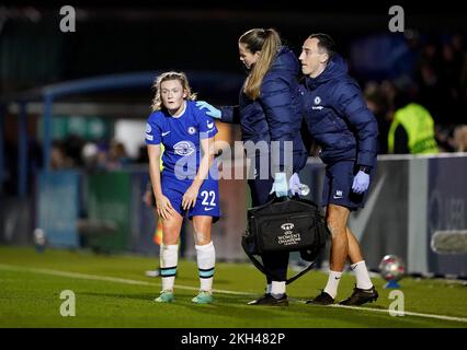 Erin Cuthbert de Chelsea est traité par le personnel médical lors du match de la Ligue des femmes Champiosn À Kingsmeadow, Londres. Date de la photo: Mercredi 23 novembre 2022. Banque D'Images