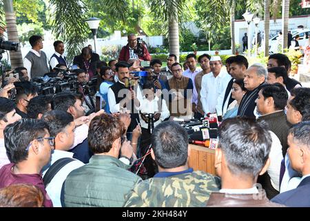 Jaipur, Inde. 23rd novembre 2022. Le ministre en chef du Rajasthan, Ashok Gehlot, prend la parole lors d'une conférence de presse après la réunion du comité de coordination au niveau de l'État sur le parti 'Bharat Jodo Yatra', au bureau de la RPCC à Jaipur. (Photo de Sumit Saraswat/Pacific Press) crédit: Pacific Press Media production Corp./Alay Live News Banque D'Images