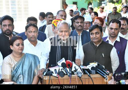 Jaipur, Inde. 23rd novembre 2022. Le ministre en chef du Rajasthan, Ashok Gehlot, prend la parole lors d'une conférence de presse après la réunion du comité de coordination au niveau de l'État sur le parti 'Bharat Jodo Yatra', au bureau de la RPCC à Jaipur. (Photo de Sumit Saraswat/Pacific Press) crédit: Pacific Press Media production Corp./Alay Live News Banque D'Images