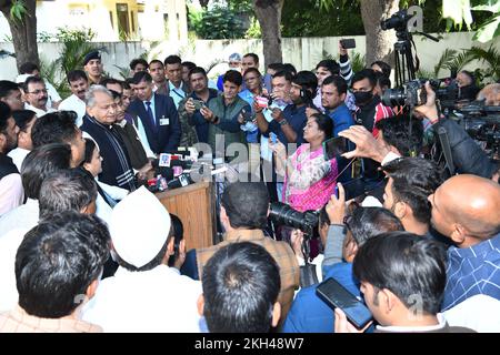 Jaipur, Inde. 23rd novembre 2022. Le ministre en chef du Rajasthan, Ashok Gehlot, prend la parole lors d'une conférence de presse après la réunion du comité de coordination au niveau de l'État sur le parti 'Bharat Jodo Yatra', au bureau de la RPCC à Jaipur. (Photo de Sumit Saraswat/Pacific Press) crédit: Pacific Press Media production Corp./Alay Live News Banque D'Images