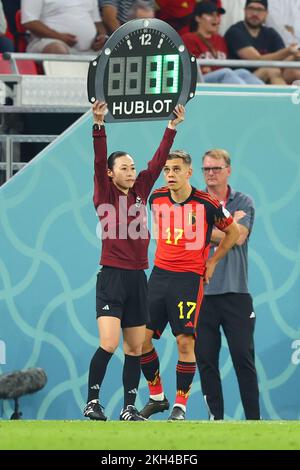 Doha, Qatar. Al Rajjan, Qatar. 23rd novembre 2022. Soccer, Qatar coupe du monde 2022, Belgique - Canada, cycle préliminaire, Groupe F, Matchday 1 au stade Ahmad bin Ali à Al-Rajjan, le quatrième officiel Yoshimi Yamashita indique une substitution. Credit: Tom Weller/dpa/Alay Live News Credit: dpa Picture Alliance/Alay Live News Banque D'Images