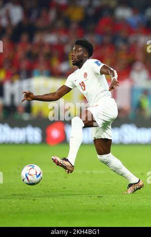 Doha, Qatar. Al Rajjan, Qatar. 23rd novembre 2022. Soccer, coupe du monde 2022 au Qatar, Belgique - Canada, première ronde, Groupe F, Journée 1 au stade Ahmad bin Ali à Al-Rajjan, Alphonso Davies, au Canada, joue le ballon. Credit: Tom Weller/dpa/Alay Live News Credit: dpa Picture Alliance/Alay Live News Banque D'Images