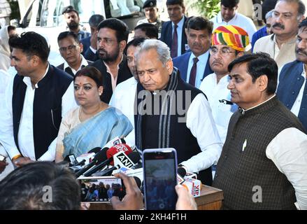 Jaipur, Rajasthan, Inde. 23rd novembre 2022. Le ministre en chef du Rajasthan, Ashok Gehlot, prend la parole lors d'une conférence de presse après la réunion du comité de coordination au niveau de l'État sur le parti 'Bharat Jodo Yatra', au bureau de la RPCC à Jaipur. (Credit image: © Sumit Saraswat/Pacific Press via ZUMA Press Wire) Credit: ZUMA Press, Inc./Alamy Live News Banque D'Images