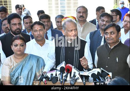 Jaipur, Rajasthan, Inde. 23rd novembre 2022. Le ministre en chef du Rajasthan, Ashok Gehlot, prend la parole lors d'une conférence de presse après la réunion du comité de coordination au niveau de l'État sur le parti 'Bharat Jodo Yatra', au bureau de la RPCC à Jaipur. (Credit image: © Sumit Saraswat/Pacific Press via ZUMA Press Wire) Credit: ZUMA Press, Inc./Alamy Live News Banque D'Images