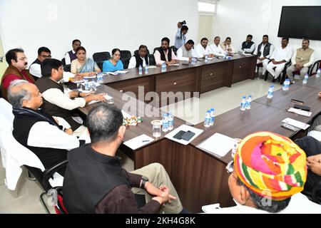 Jaipur, Rajasthan, Inde. 23rd novembre 2022. Le ministre en chef du Rajasthan, Ashok Gehlot, le secrétaire général du Comité du Congrès de l'Inde (AICC), Jitendra Singh Alwar, le président du Comité du Congrès du Rajasthan Pradesh (RPCC), Govind Singh Dotasra, le chef du Congrès, Sachin Pilot, et d'autres lors de la réunion du comité de coordination au niveau de l'État sur le parti, 'Bharat Jodo Yatra', dans la salle de guerre du PCC, à J (Credit image: © Sumit Saraswat/Pacific Press via ZUMA Press Wire) Credit: ZUMA Press, Inc./Alamy Live News Banque D'Images