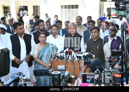 Jaipur, Rajasthan, Inde. 23rd novembre 2022. Le ministre en chef du Rajasthan, Ashok Gehlot, prend la parole lors d'une conférence de presse après la réunion du comité de coordination au niveau de l'État sur le parti 'Bharat Jodo Yatra', au bureau de la RPCC à Jaipur. (Credit image: © Sumit Saraswat/Pacific Press via ZUMA Press Wire) Credit: ZUMA Press, Inc./Alamy Live News Banque D'Images