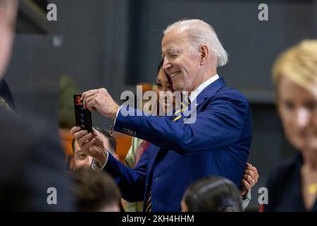 Le président Joseph R. Biden Jr. Prend un selfie avec un participant à un don de amis à la Marine corps Air Station (MCAS) Cherry point, Caroline du Nord, le 21 novembre 2022. Le président Biden et la première dame ont servi un repas d'amitié préparé par le célèbre chef Robert Irvine, pour les membres du service et leurs familles en reconnaissance des sacrifices qu'ils font tout en servant la nation. Leur visite s'inscrivait dans le cadre de l'initiative de la Maison-Blanche visant à soutenir les familles militaires. (É.-U. Photo du corps marin par le caporal Matthew Williams de lance) Banque D'Images