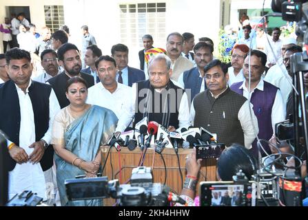 Jaipur, Rajasthan, Inde. 23rd novembre 2022. Le ministre en chef du Rajasthan, Ashok Gehlot, prend la parole lors d'une conférence de presse après la réunion du comité de coordination au niveau de l'État sur le parti 'Bharat Jodo Yatra', au bureau de la RPCC à Jaipur. (Credit image: © Sumit Saraswat/Pacific Press via ZUMA Press Wire) Credit: ZUMA Press, Inc./Alamy Live News Banque D'Images