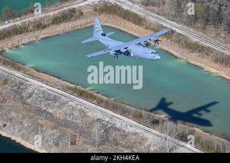 Un Super Hercules C-130J affecté au Escadron de transport aérien 62nd survole l'Arkansas au cours d'une mission d'entraînement, le 21 novembre 2022. Le 62nd AS offre une formation avancée aux pilotes et aux maîtres de charges C-130 pour les opérations de transport aérien et de chute d'air de combat. (É.-U. Photo de la Force aérienne par Tech. Le sergent Dana J. cale) Banque D'Images