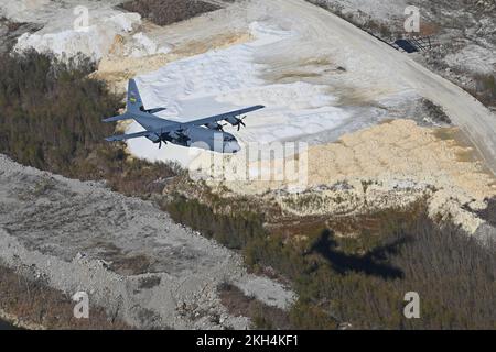 Un Super Hercules C-130J affecté au Escadron de transport aérien 62nd survole l'Arkansas au cours d'une mission d'entraînement, le 21 novembre 2022. Le 62nd AS offre une formation avancée aux pilotes et aux maîtres de charges C-130 pour les opérations de transport aérien et de chute d'air de combat. (É.-U. Photo de la Force aérienne par Tech. Le sergent Dana J. cale) Banque D'Images