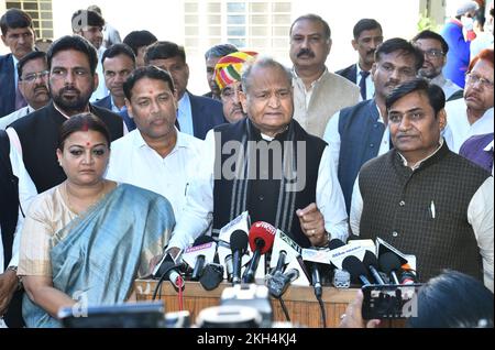 Jaipur, Rajasthan, Inde. 23rd novembre 2022. Le ministre en chef du Rajasthan, Ashok Gehlot, prend la parole lors d'une conférence de presse après la réunion du comité de coordination au niveau de l'État sur le parti 'Bharat Jodo Yatra', au bureau de la RPCC à Jaipur. (Credit image: © Sumit Saraswat/Pacific Press via ZUMA Press Wire) Credit: ZUMA Press, Inc./Alamy Live News Banque D'Images